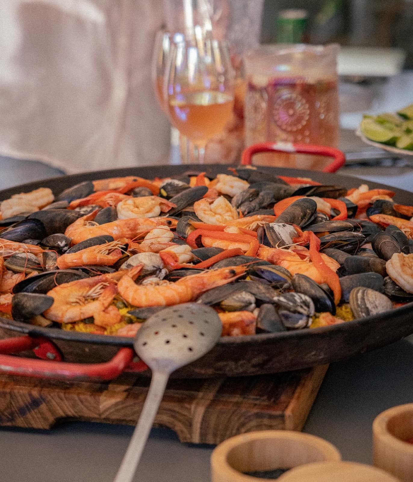 Paella de mar con langostinos y mejillones