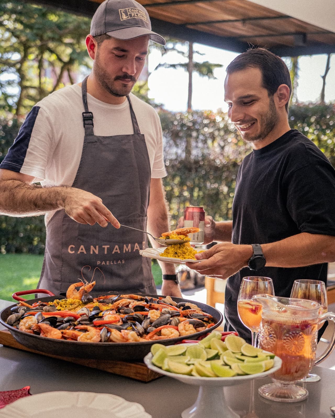 El chef de Cantamar sirve la paella en un evento