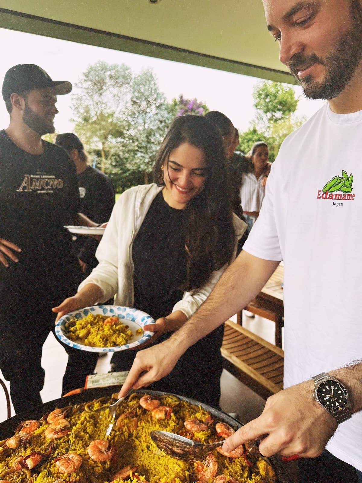 Paella servida en vivo a los invitados de una reunión