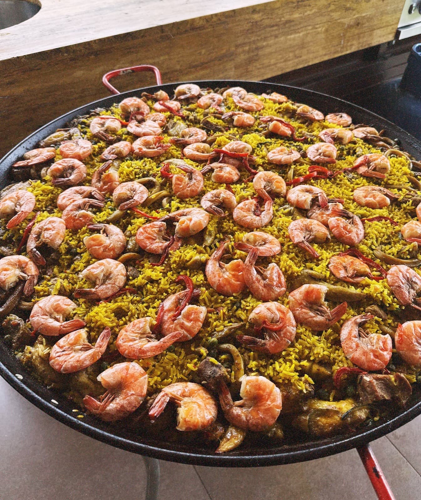 Paella con langostinos recién hecha, vista desde arriba