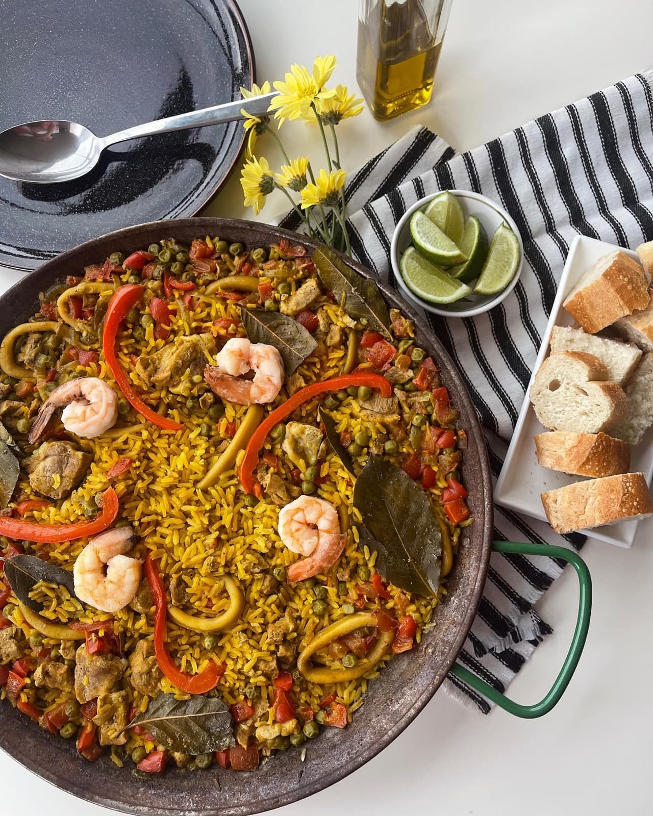 Paella mixta con langostinos, calamar y carne