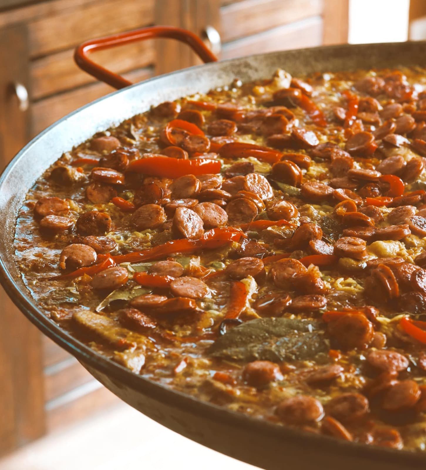 Paellera con chorizo, pimentón y arroz